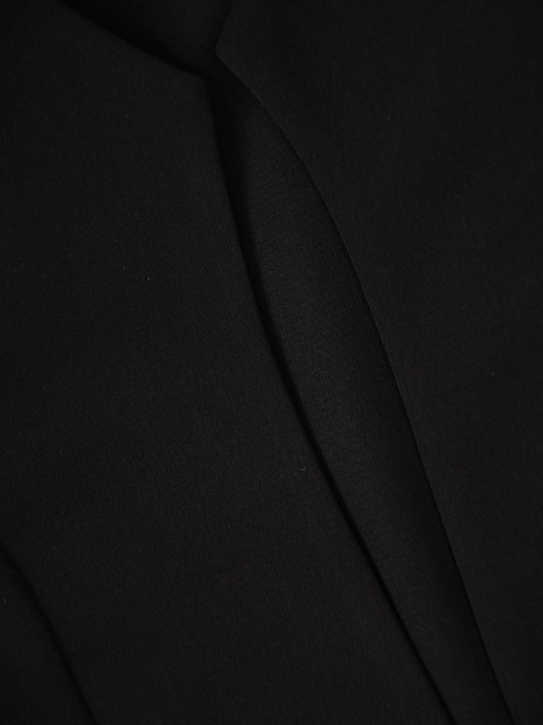 Elegancki kostium damski ze spódnicą w kolorze czarnym – prosty fason z koronką 35600