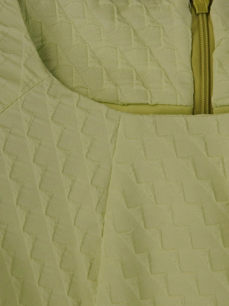 Pastelowo zielona sukienka midi z dekoltem łódka – prosty, wygodny fason z kieszeniami 11235