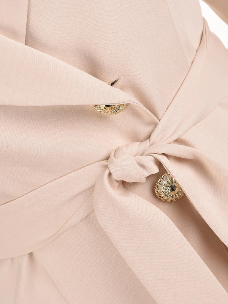Elegancki garnitur damski beżowy na wesele – prosty fason z paskiem podkreślającym talię 41905