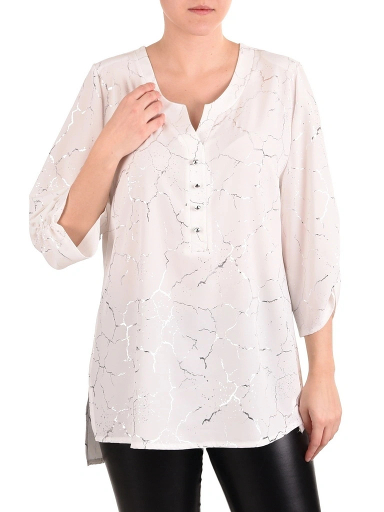 Elegancka bluzka plus size w bieli ze srebrnym motywem, dekolt V – z biżuteryjnymi guzikami i marszczonymi rękawami 3/4 41093