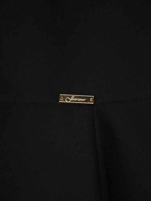 Elegancka czarna sukienka ołówkowa midi z dekoltem łódka – wyszczuplające przeszycia i stylowa falbana 17496