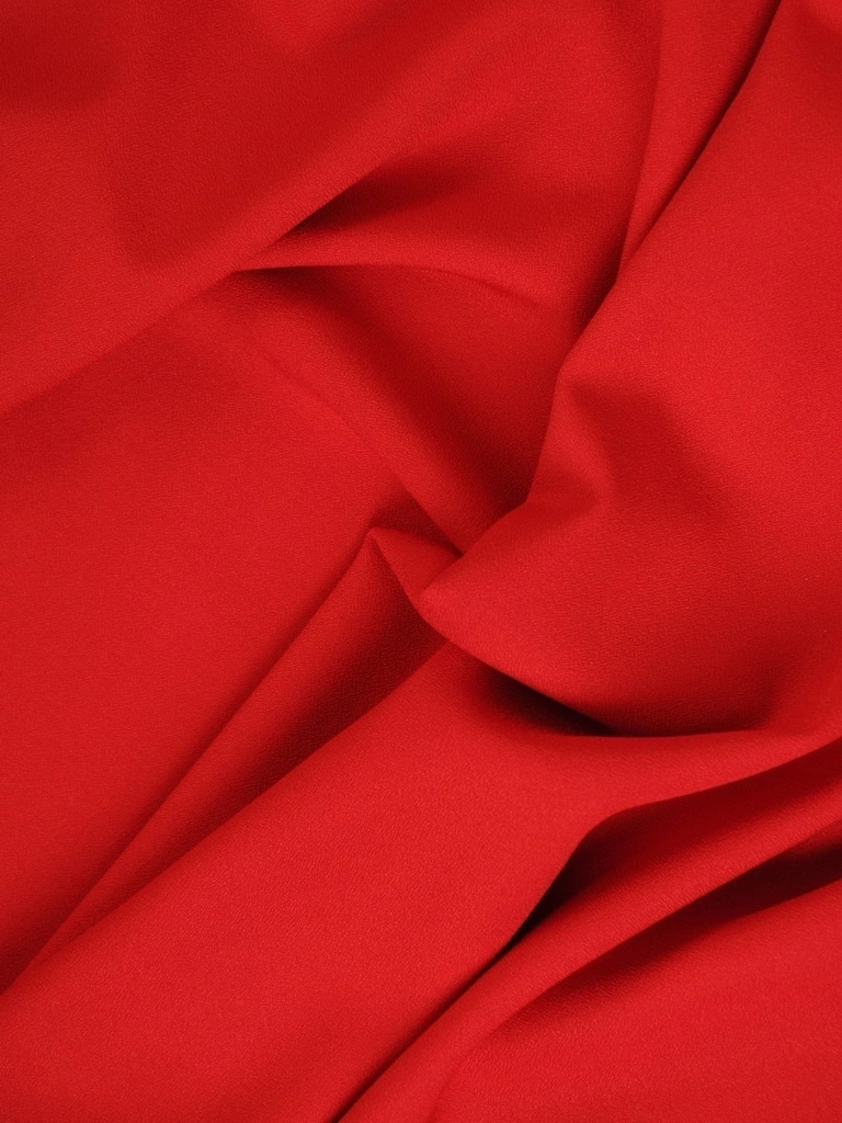 Czerwona rozkloszowana sukienka z dekoltem łódka – elegancki model z wiązaniem subtelnie wysmuklający sylwetkę 32398