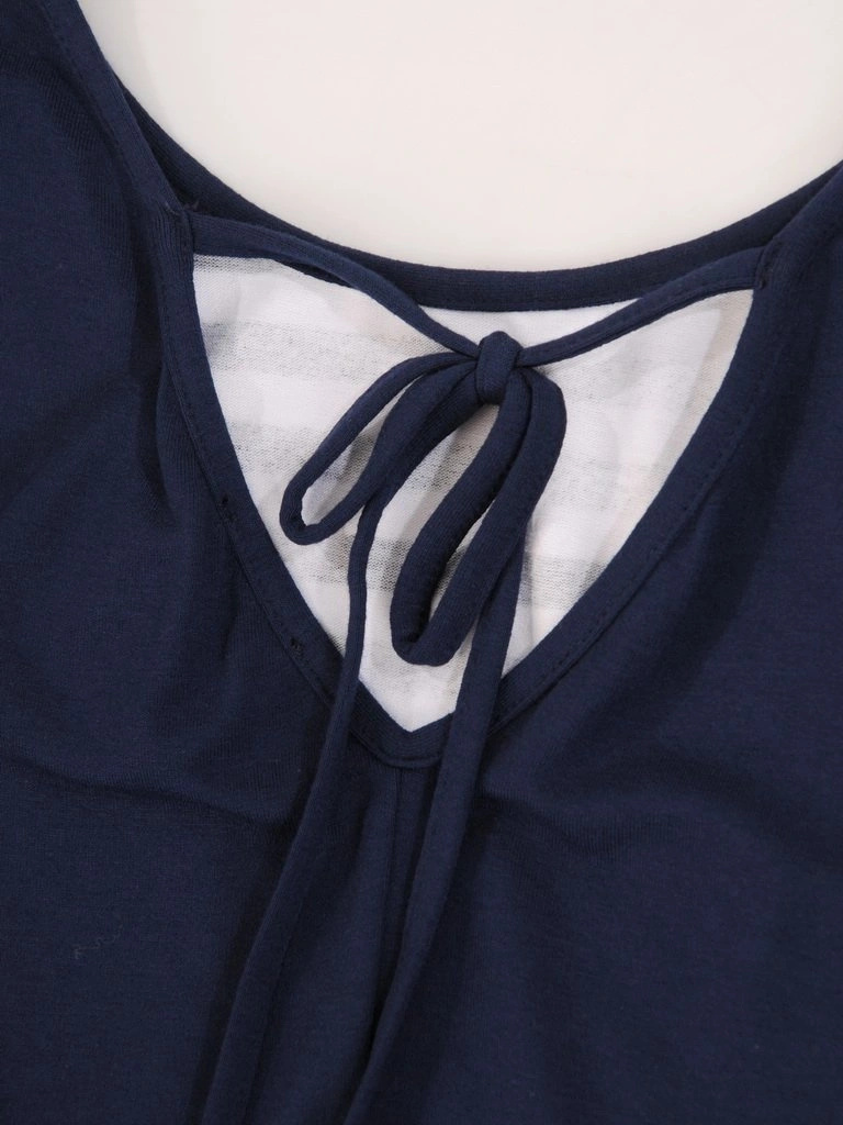 Elegancka bluzka damska w paski o prostym fasonie – ozdobne wiązanie na plecach i subtelne dżety 29856