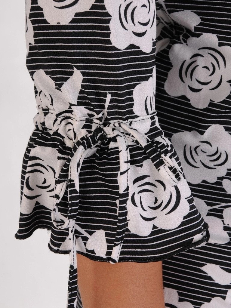 Elegancka sukienka w kwiaty z ozdobnym dekoltem – prosty fason delikatnie modelujący sylwetkę 17836