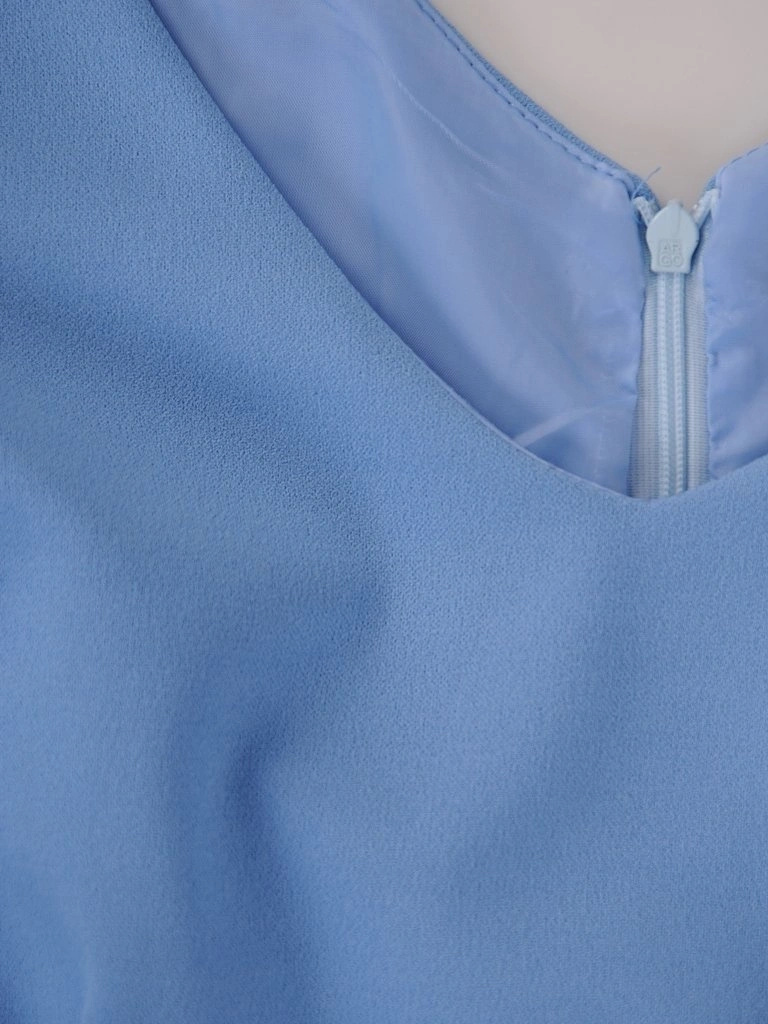Elegancka garsonka damska na wesele w błękicie – prosty fason z pionowymi zaszewkami 15744
