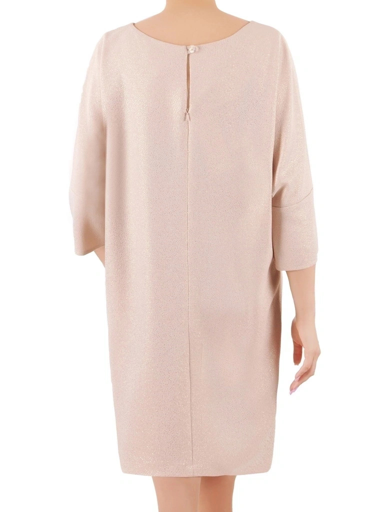 Elegancka beżowa sukienka tuba midi z kimono 3/4 – subtelnie połyskująca kreacja wizytowa z zapięciem na plecach 36097