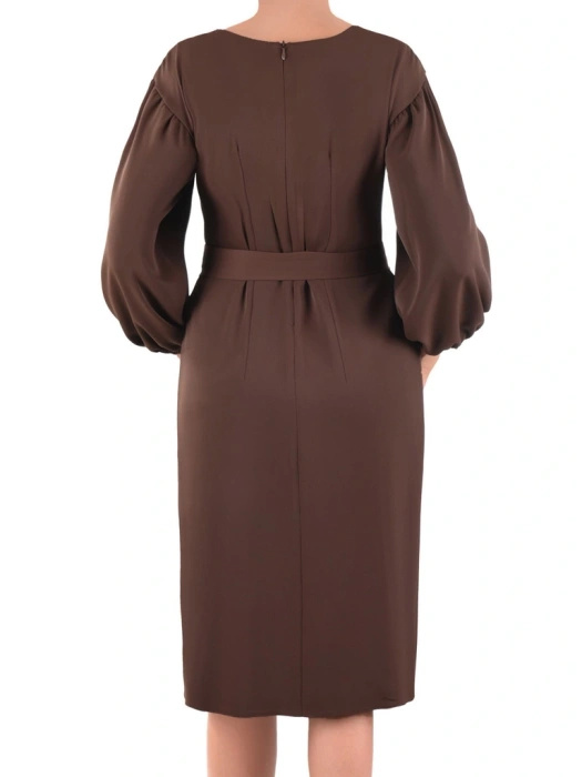 Brązowa sukienka midi o prostym kroju z paskiem – subtelnie podkreślająca talię kreacja z rękawem 3/4 40407