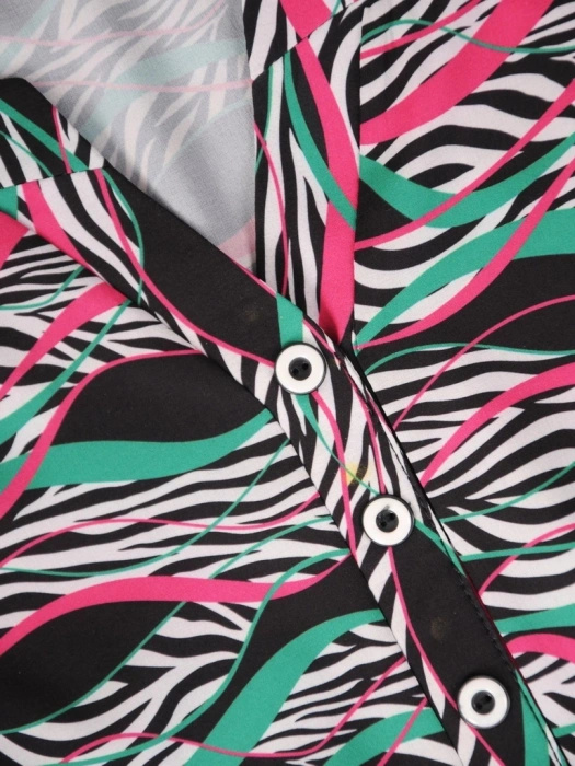 Wielobarwna bluzka plus size w zwierzęcy deseń na lato – trapezowy krój z dekoltem V, optycznie wysmuklający sylwetkę 39692