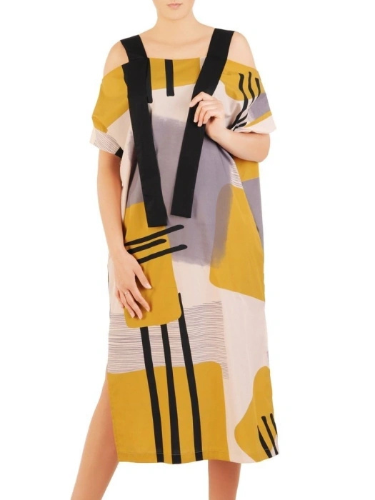 Żółta sukienka tuba w wzory z rękawami kimono – swobodny fason z rozcięciem na lato 30081