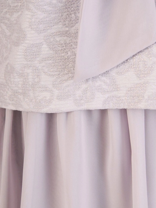 Elegancka sukienka na wesele midi rozkloszowana w kwiaty – wysmuklający fason modelujący talię 30389