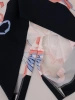 Wielobarwna prosta sukienka midi w kwiaty z dekoltem V – pionowe zaszewki wysmuklające sylwetkę na lato 15816