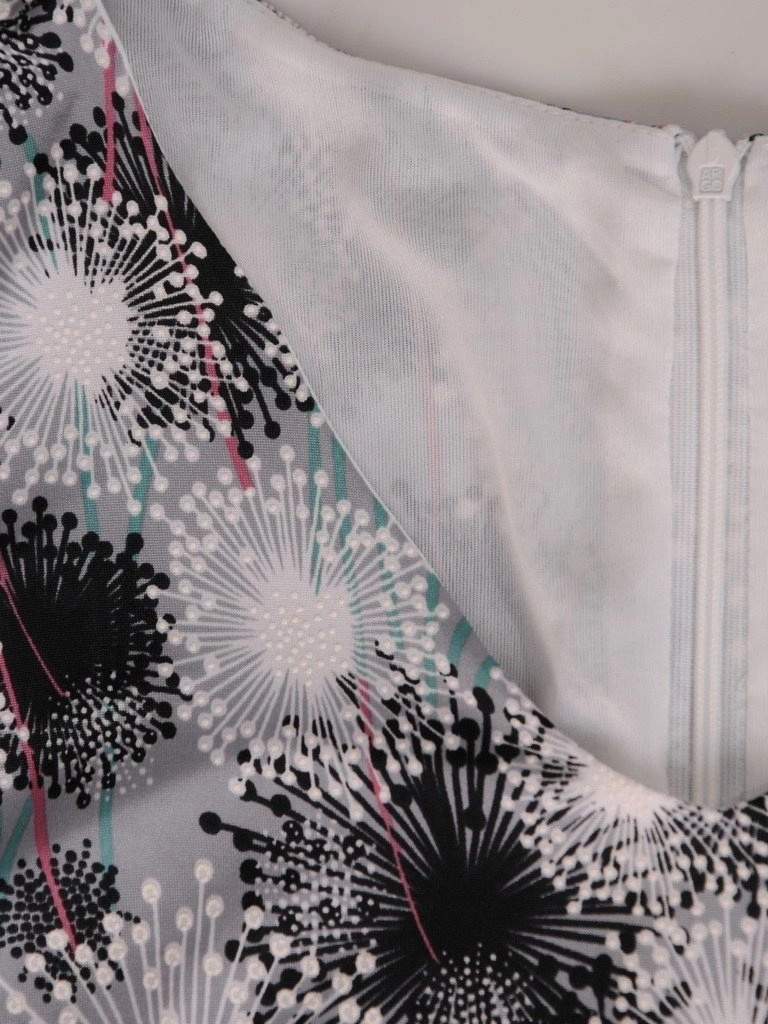Szara sukienka trapezowa midi – swobodny fason tuszujący biodra i ozdobne rękawy 20778