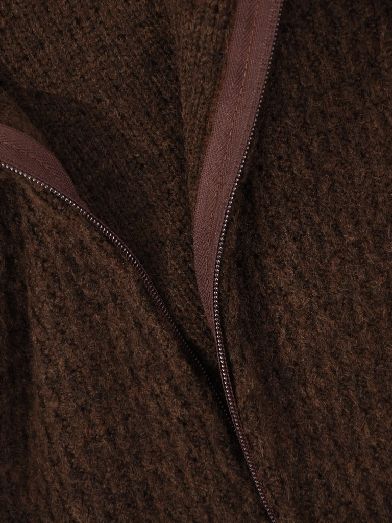 Elegancki sweter damski rozpinany w odcieniu brązu – prosty krój z kapturem i bufiastym rękawem 42174