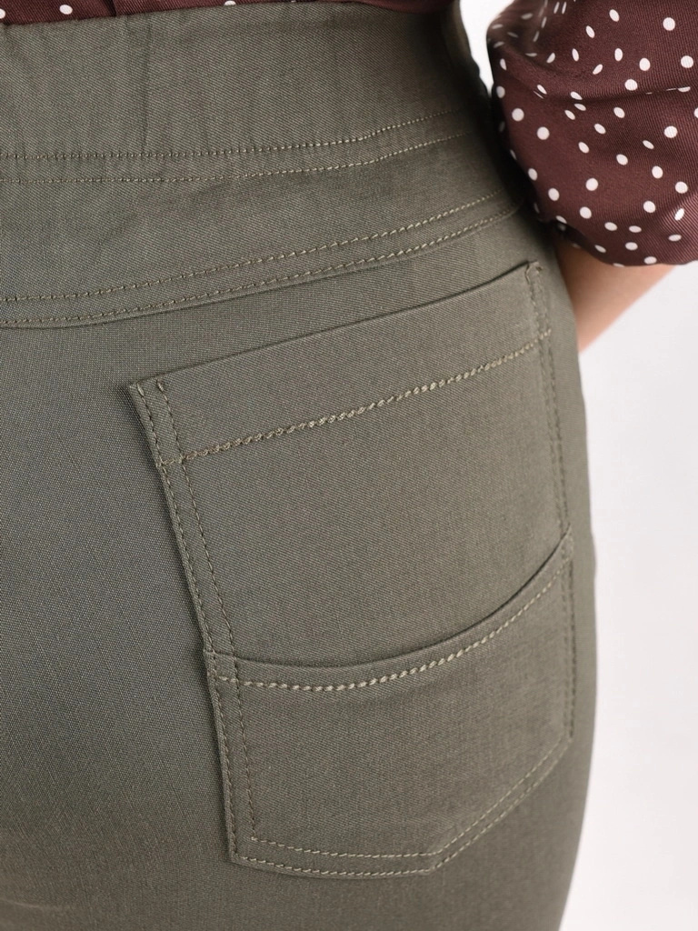 Eleganckie spodnie damskie khaki plus size z wysokim stanem – wysmuklający fason do biura i na co dzień 37640