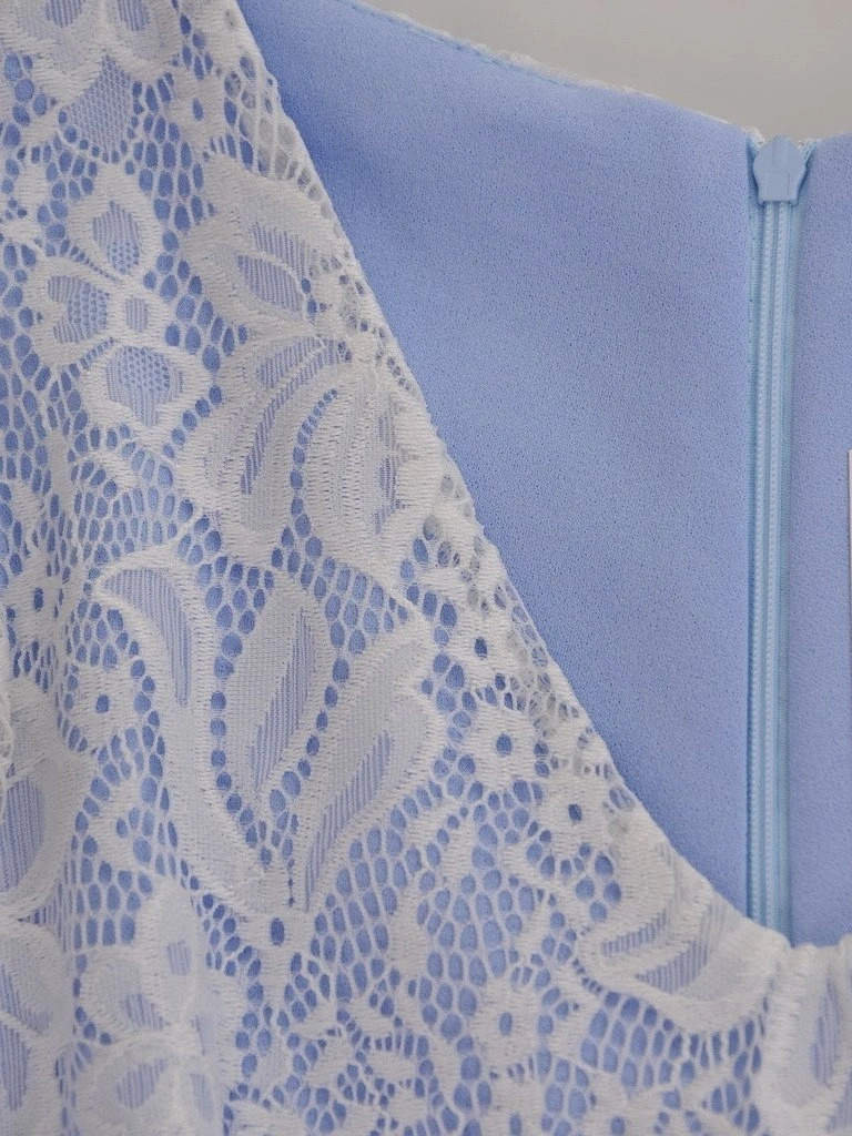 Rozkloszowana błękitna sukienka na wesele z dłuższym tyłem – asymetryczny fason optycznie wysmuklający sylwetkę 17160