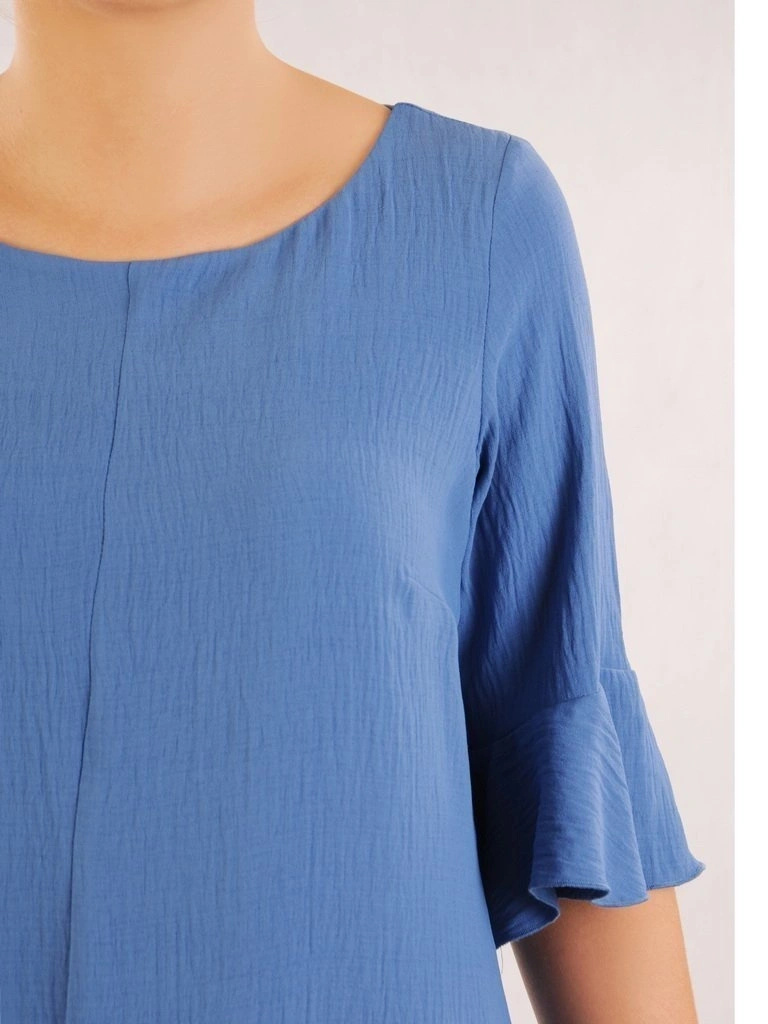 Niebieska sukienka trapezowa midi z krótkim rękawem – lekki fason z falbanami idealny na lato 30369