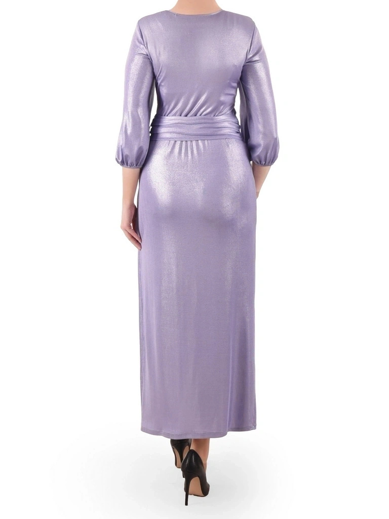 Elegancka suknia wieczorowa maxi w kolorze liliowym – prosty, kopertowy fason z ozdobną klamrą 39862