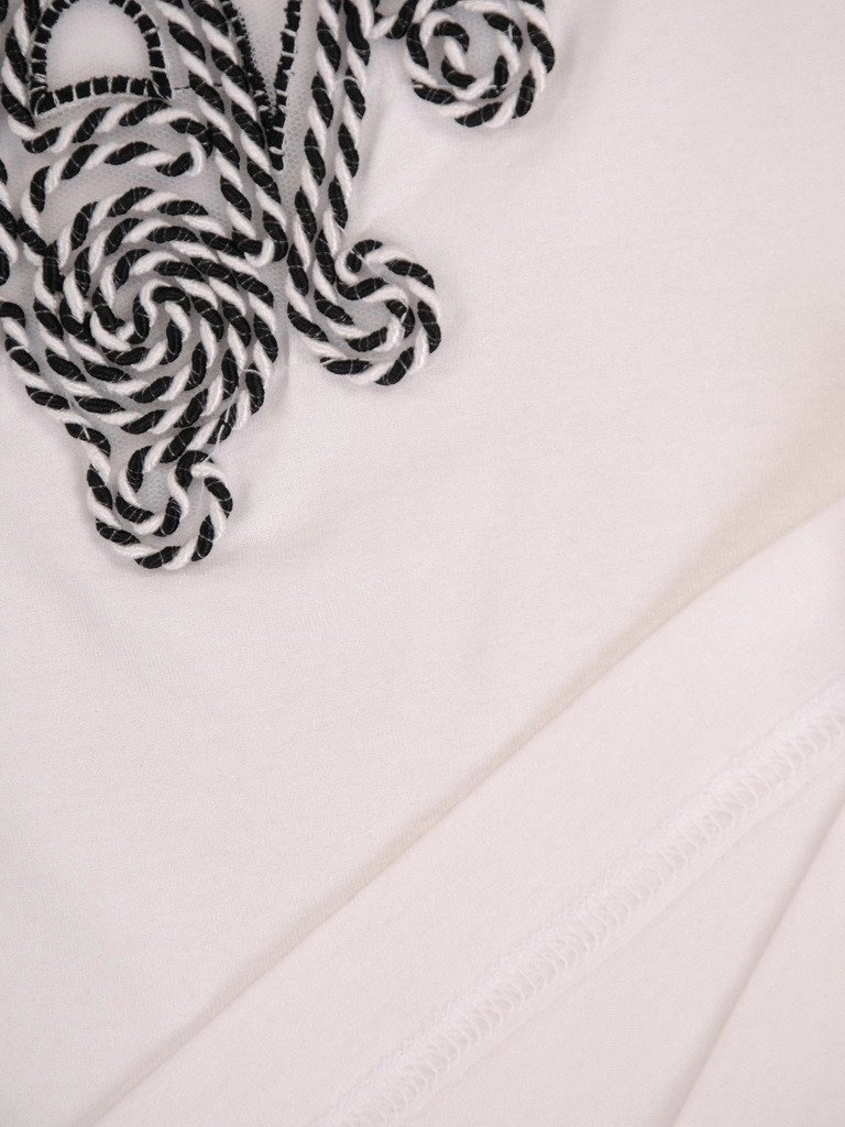 Elegancka biała bluzka wiskozowa – prosty fason z efektownym, ozdobnym przodem 9470