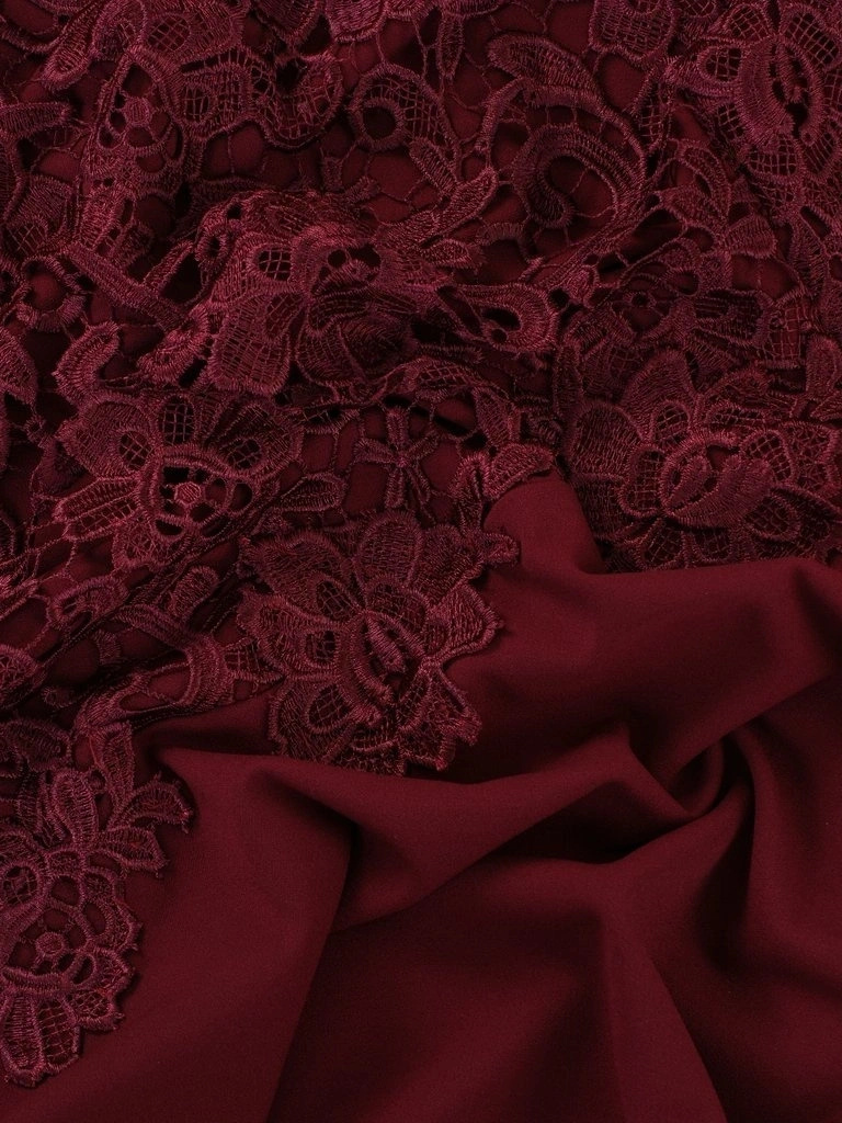 Bordowa sukienka wizytowa z koronkowym motywem – prosty fason ładnie układający się na sylwetce 14572