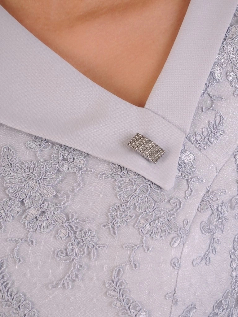 Elegancka szara sukienka midi z dekoracyjną broszką – prosty fason z koronkowym rękawem 3/4 25883