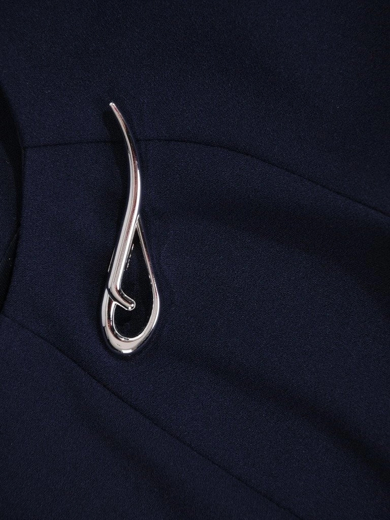 Elegancka granatowa sukienka trapezowa midi – wyszczuplające przeszycia, praktyczne kieszenie i broszka 18969