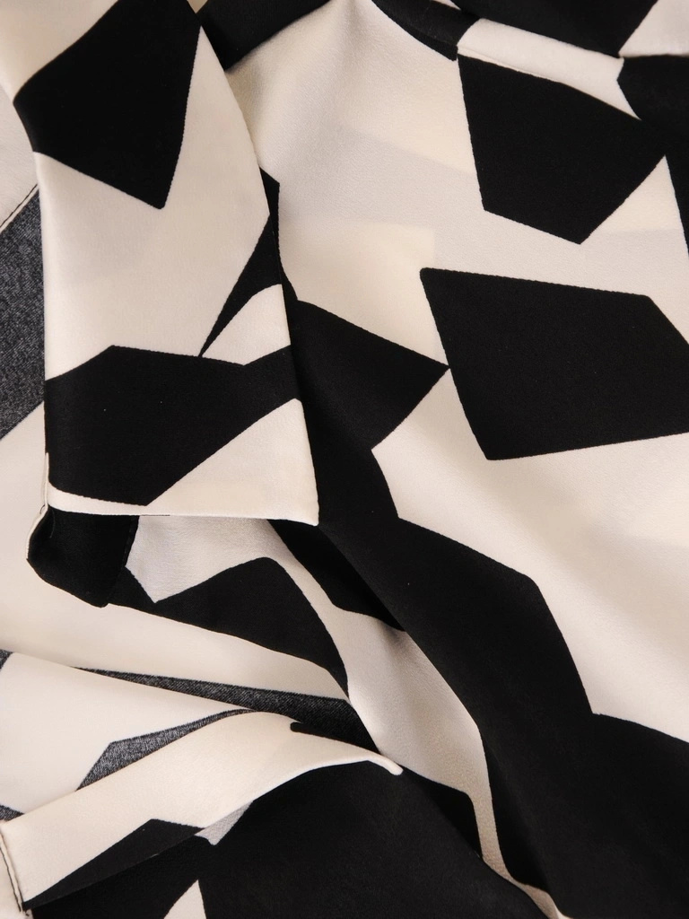 Czarno-kremowa koszula plus size z geometrycznym printem – luźny fason wysmuklający sylwetkę, idealna do biura 38281