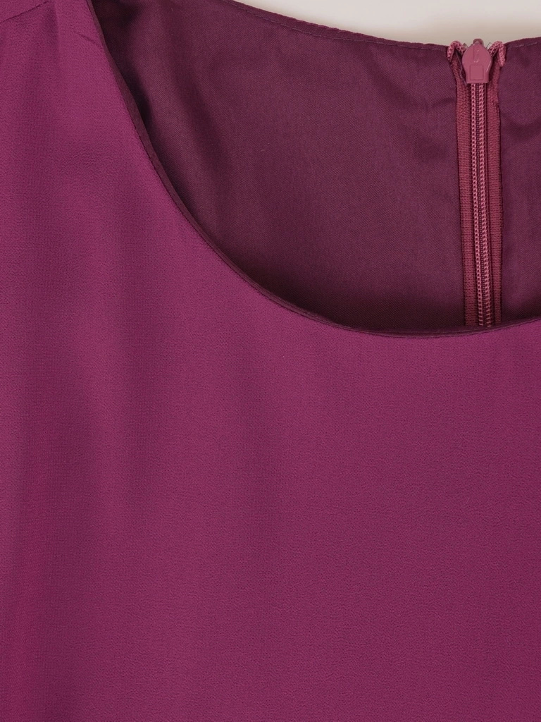 Elegancka fioletowa sukienka wizytowa trapezowa midi – warstwowy przód i ozdobne rękawki 30467
