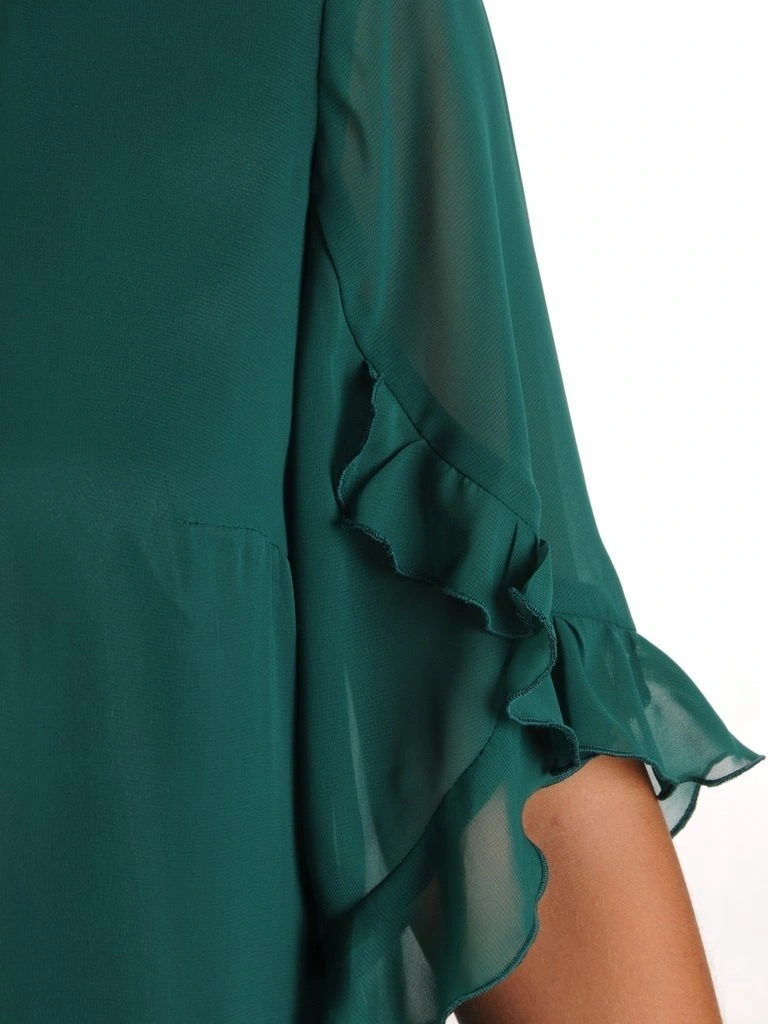 Zielona sukienka trapezowa z warstwowymi falbanami – maskujący fason midi na lato i przyjęcia 27275