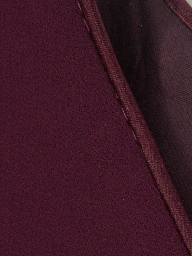 Elegancka sukienka trapezowa w kolorze śliwkowym – tuszujący fason z efektownym rękawem 23344