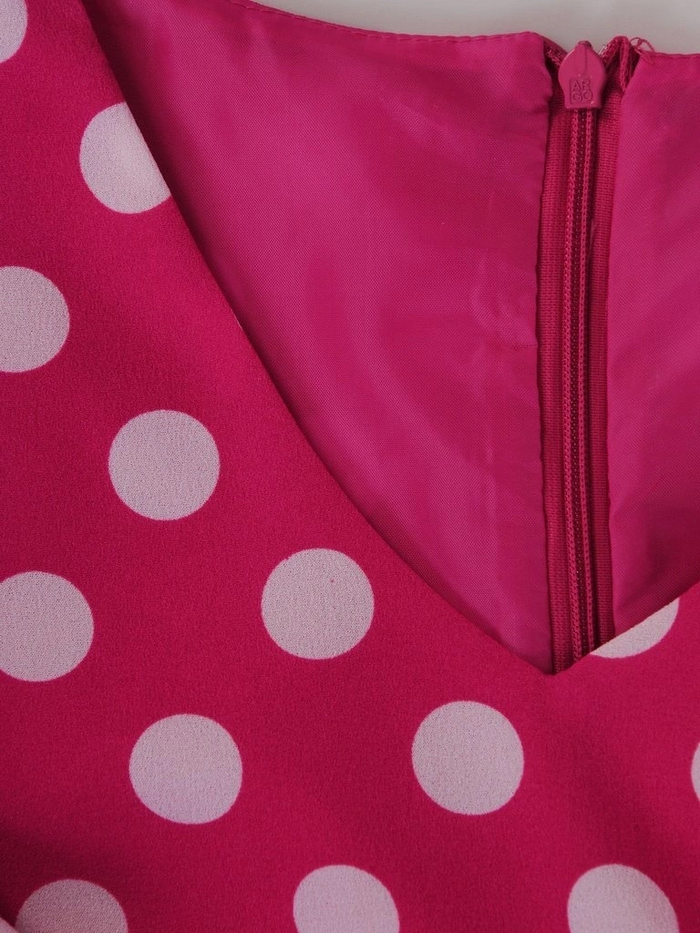 Różowa sukienka trapezowa w groszki z dekoltem serek – kobieca kreacja z dekoracyjnymi falbanami na lato 15742