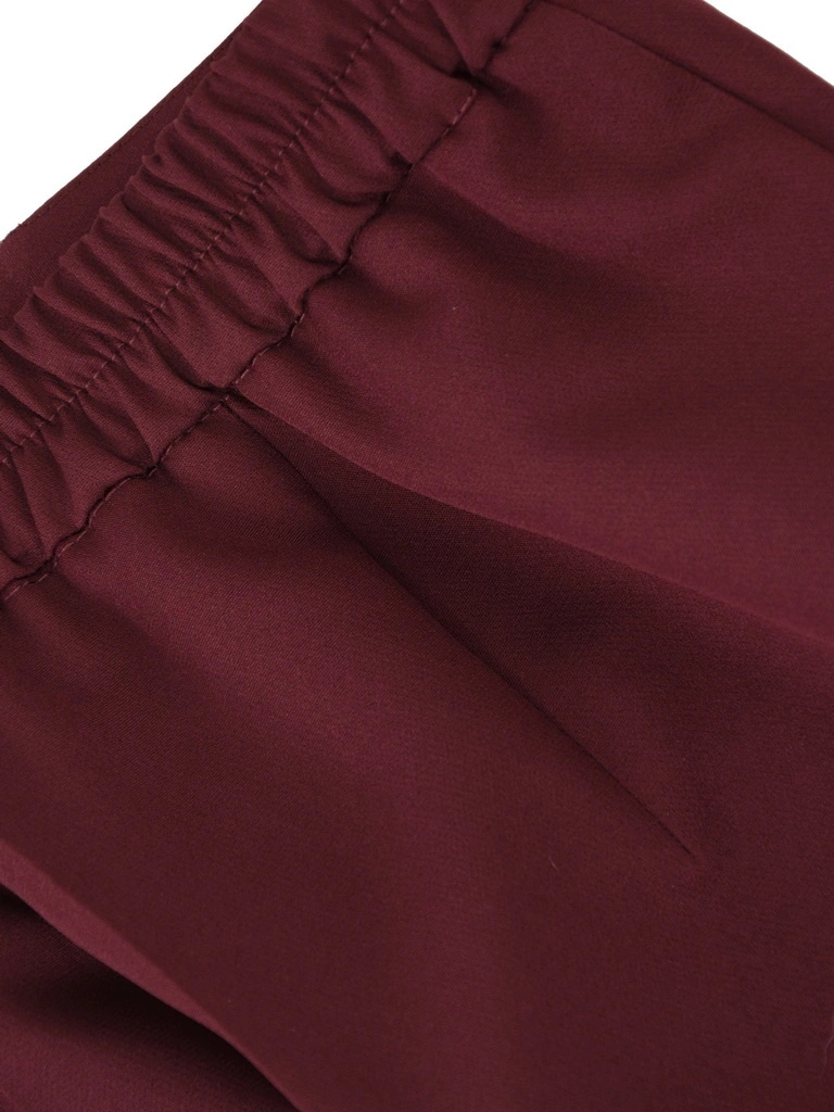 Elegancki bordowy komplet damski na wesele – prosty żakiet i wysmuklające cygaretki z kantem 42501