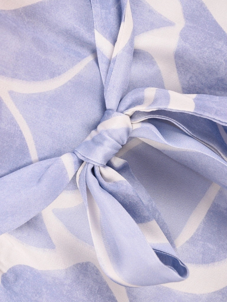 Elegancka bluzka wizytowa z wiskozy w modny print – prosty fason z kobiecym wiązaniem w pasie 41953