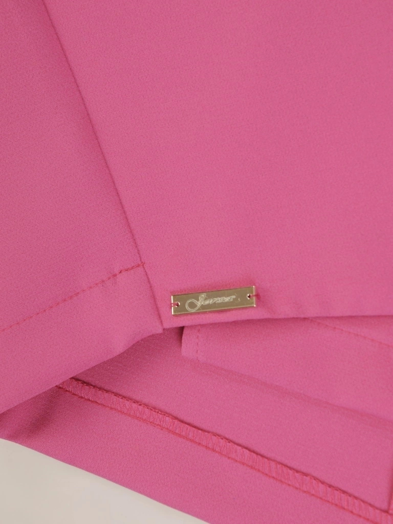 Elegancka sukienka wizytowa ołówkowa midi amarantowa – asymetryczny krój z ozdobną stójką 34720