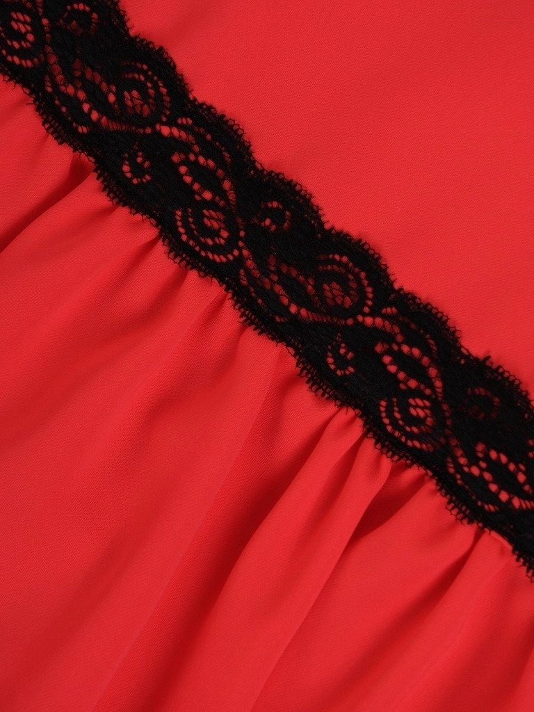 Elegancka koralowa sukienka trapezowa z czarną koronką – swobodny fason z dekoracyjną falbaną 21475