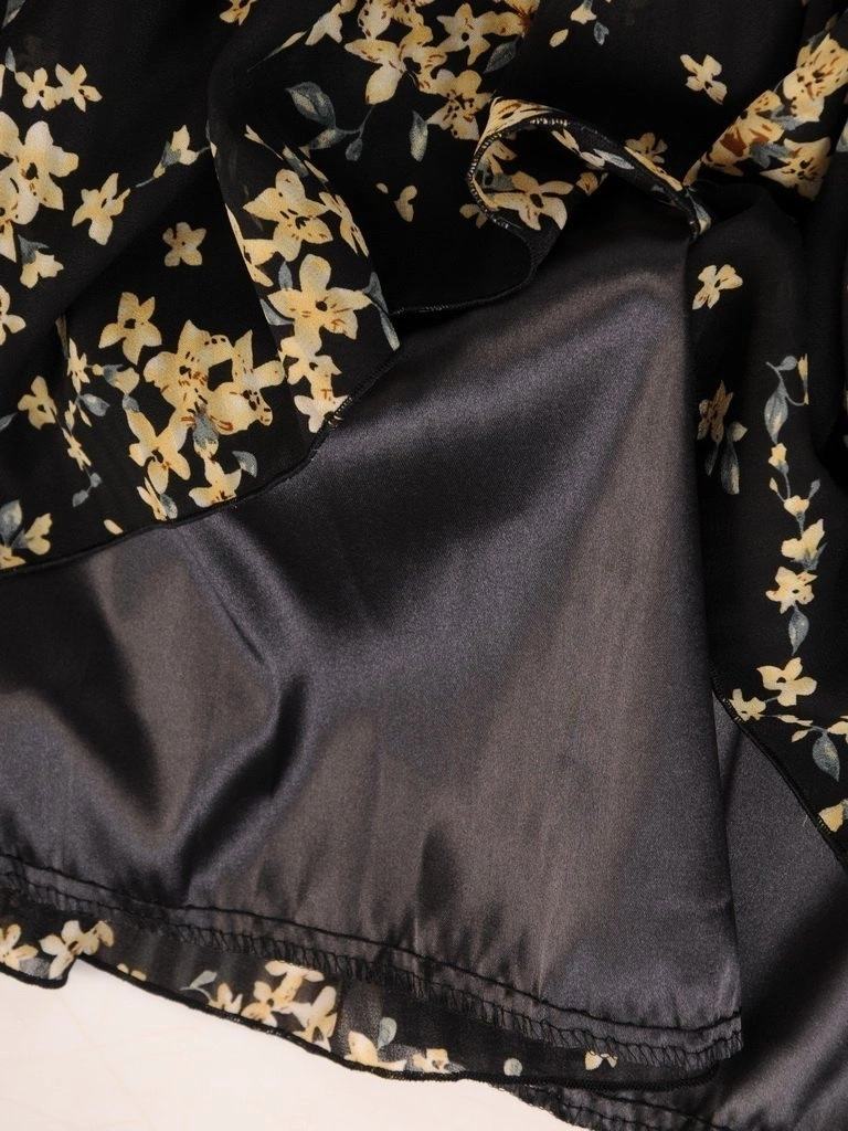Wizytowa czarna sukienka rozkloszowana w kwiaty – modelujący sylwetkę dekolt w serek 27589