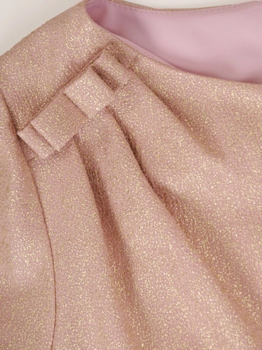 Elegancki kostium damski na wesele maxi – prosty fason w pudrowym różu z rozcięciem 39263