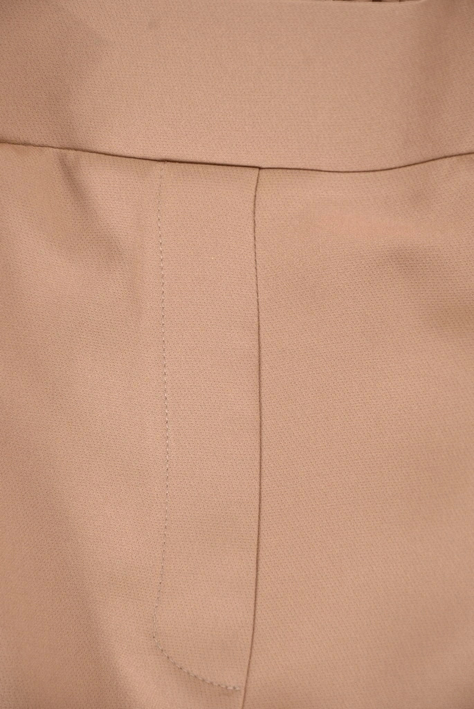 Elegancki garnitur damski na wesele cappuccino – prosty fason ze spodniami i paskiem 41906