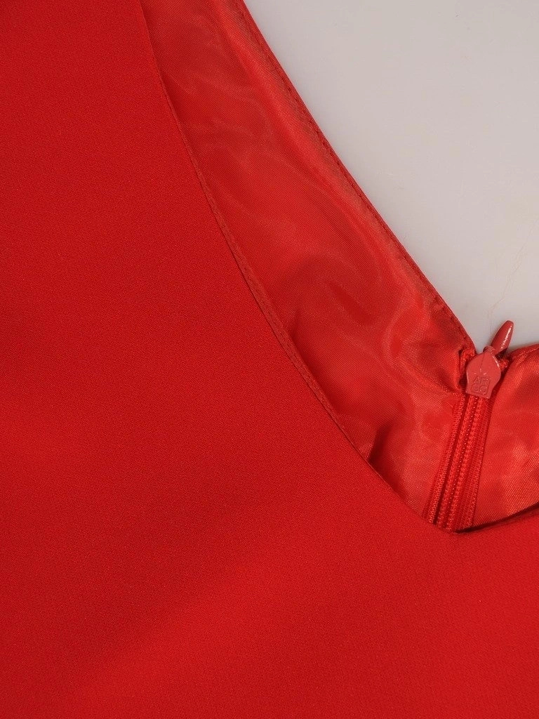 Czerwona garsonka damska na wesele o prostym kroju – dwuczęściowy model maskujący talię 17633