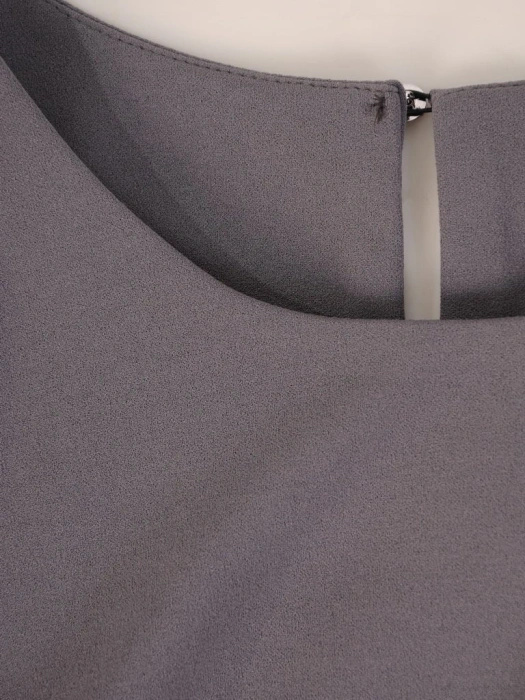 Elegancka sukienka trapezowa midi w groszki – swobodny fason z falbaną przy rękawach 28610