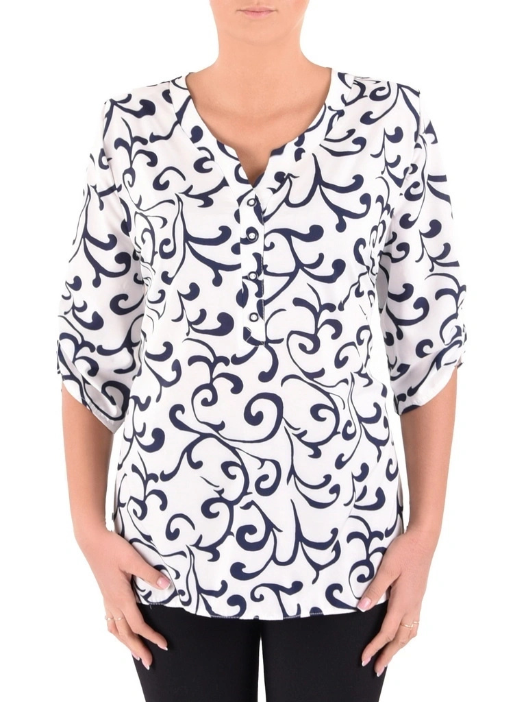 Elegancka bluzka plus size biała z granatowym wzorem, dekolt V i rękaw 3/4 – prosty krój, który wysmukla sylwetkę 40816