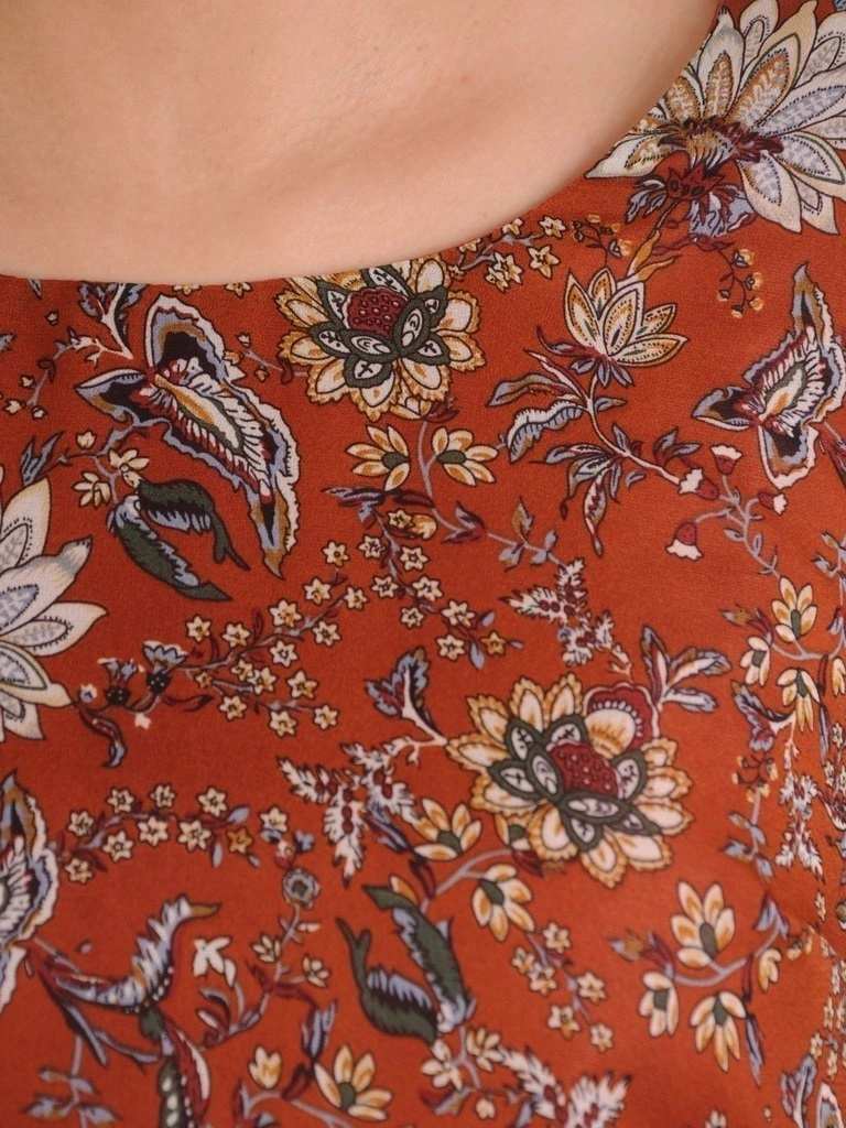 Jesienna sukienka trapezowa midi w kwiaty – swobodny krój z kobiecą falbaną 25336