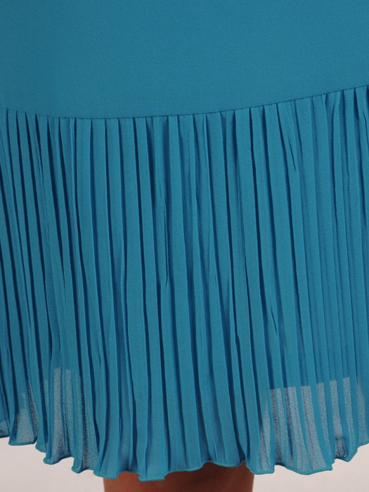 Sukienka koktajlowa, niebieska kreacja z ozdobnymi falbanami 26271