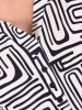 Elegancka bluzka biało-granatowa w geometryczne wzory, prosty krój – z dekoltem V do biura i na lato 40116