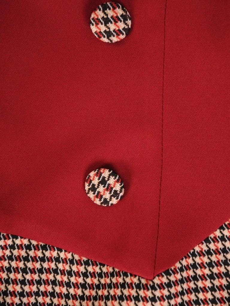 Elegancka sukienka biurowa w pepitkę o prostym fasonie – stylowe guziki i rękaw 3/4 31713