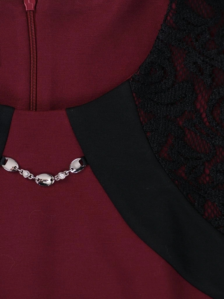 Bordowa sukienka midi z czarnymi bokami – prosty fason wysmuklający sylwetkę z koronkowym akcentem 14700