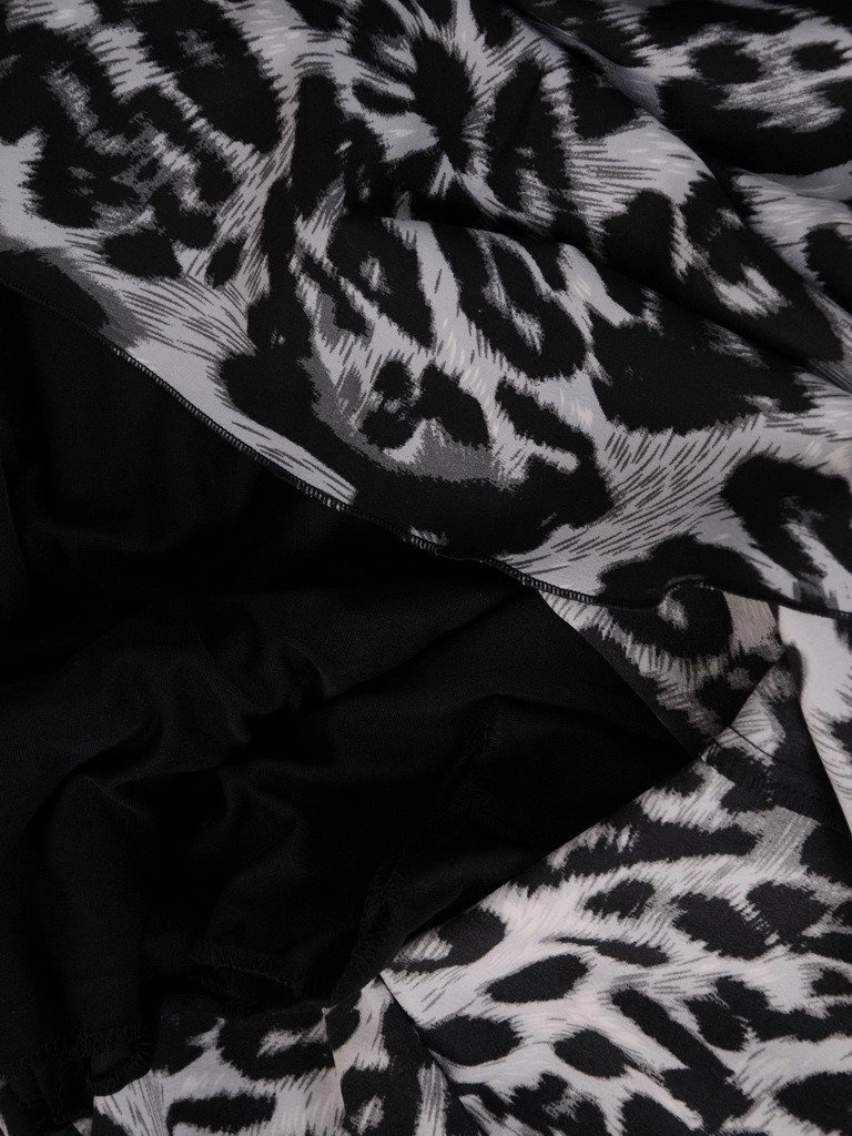 Elegancka sukienka trapezowa w modny zwierzęcy print – tuszujący fason z asymetrycznym dołem i falbaną 19542