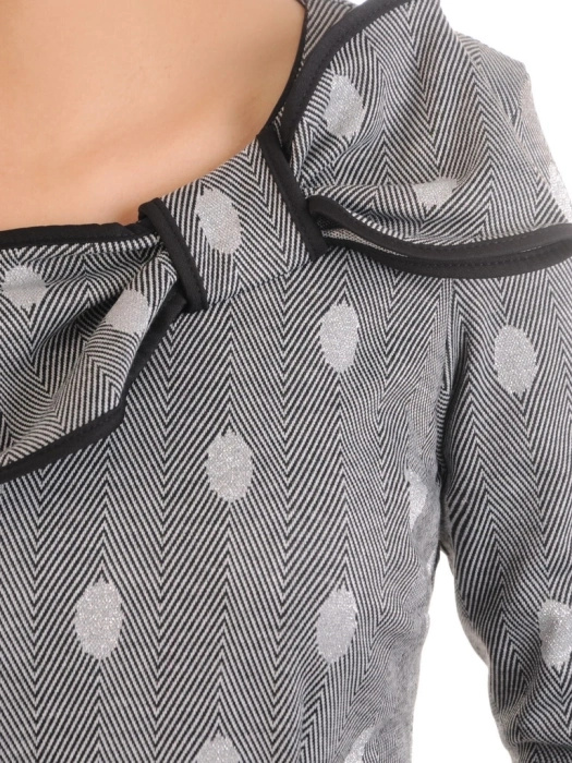 Szara sukienka midi w groszki do pracy – wysmuklający prosty fason z elegancką kokardą 31244