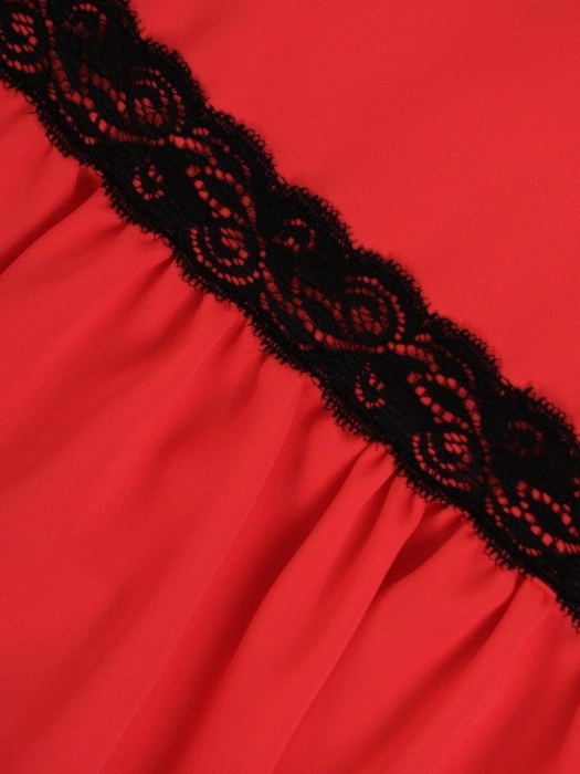 Elegancka koralowa sukienka trapezowa z czarną koronką – swobodny fason z dekoracyjną falbaną 21475