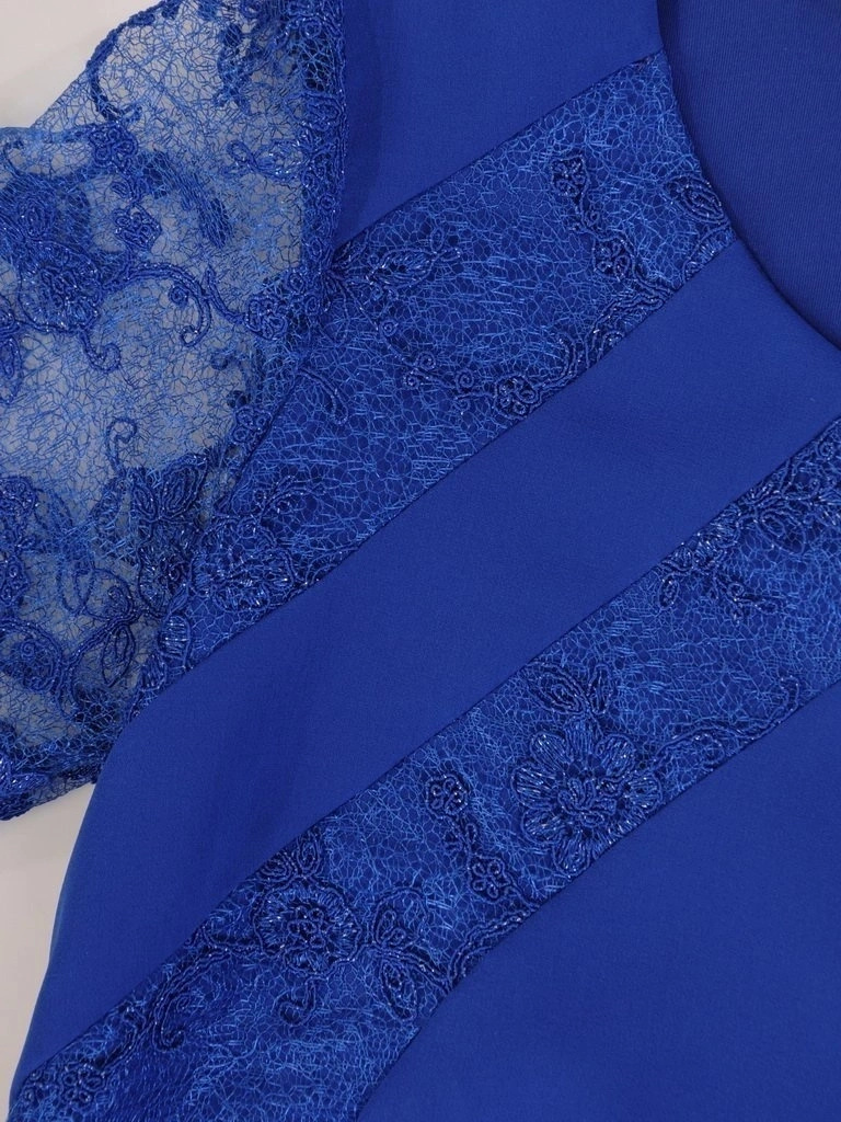 Elegancka chabrowa sukienka midi o prostym kroju na wesele – fason optycznie modelujący sylwetkę 28219