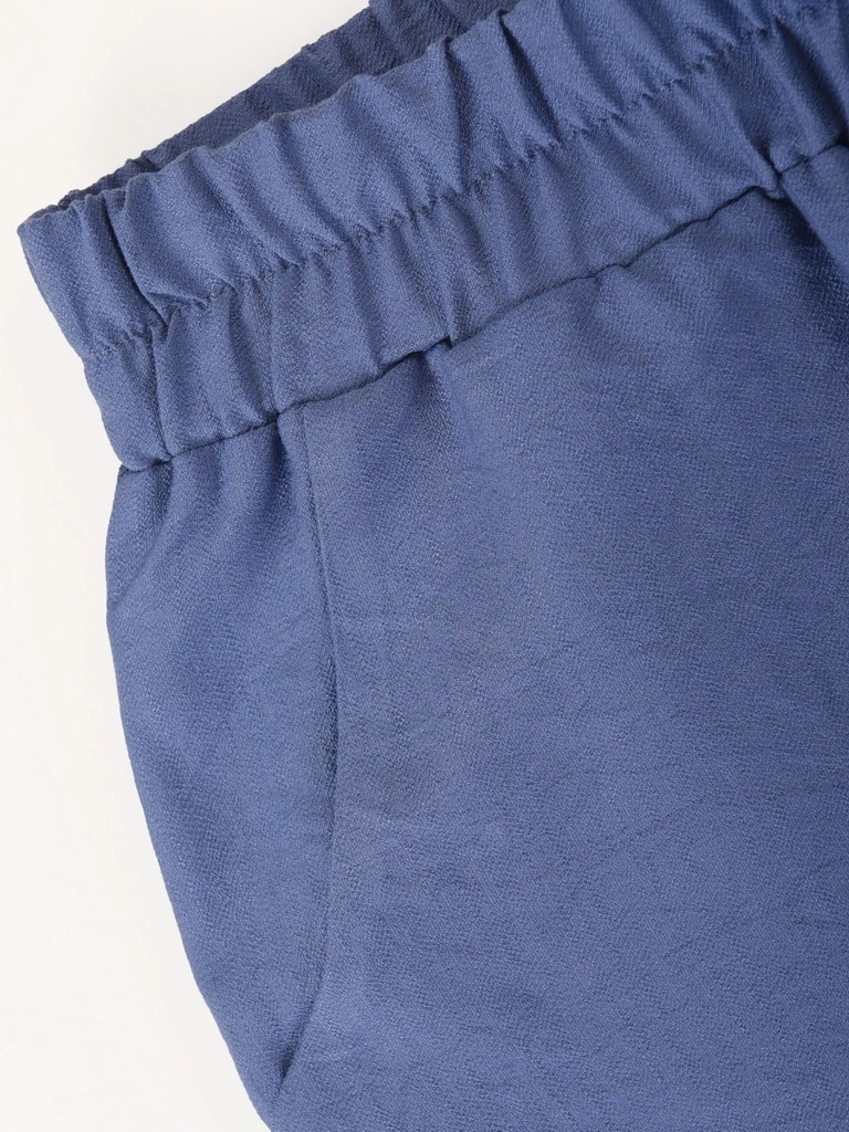 Niebieski komplet damski ze spodniami jeans – luźny fason z dekoltem w serek i paskiem 39952